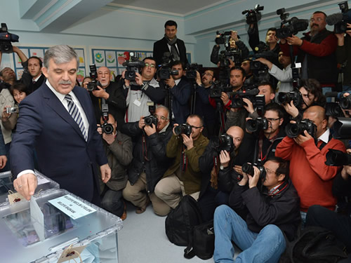 “Demokrasinin En Güzel Günlerinden Birini Yaşıyoruz; Millet, Görüşlerini Oy Sandığında İfade Ediyor”